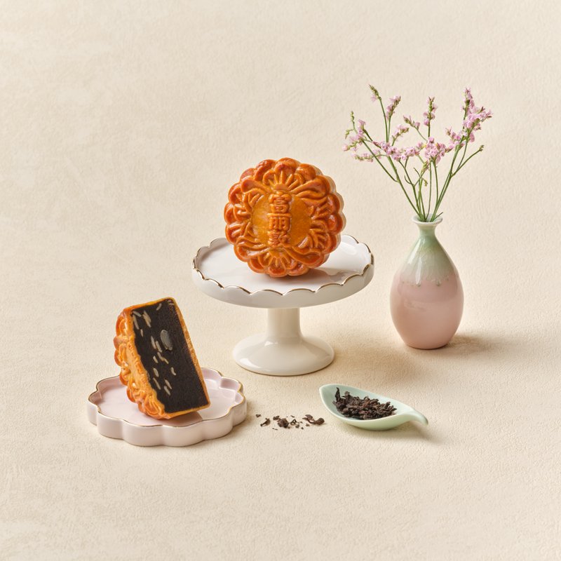 Glutinous Rice Pu’er with Melon Seed Baked Mooncake